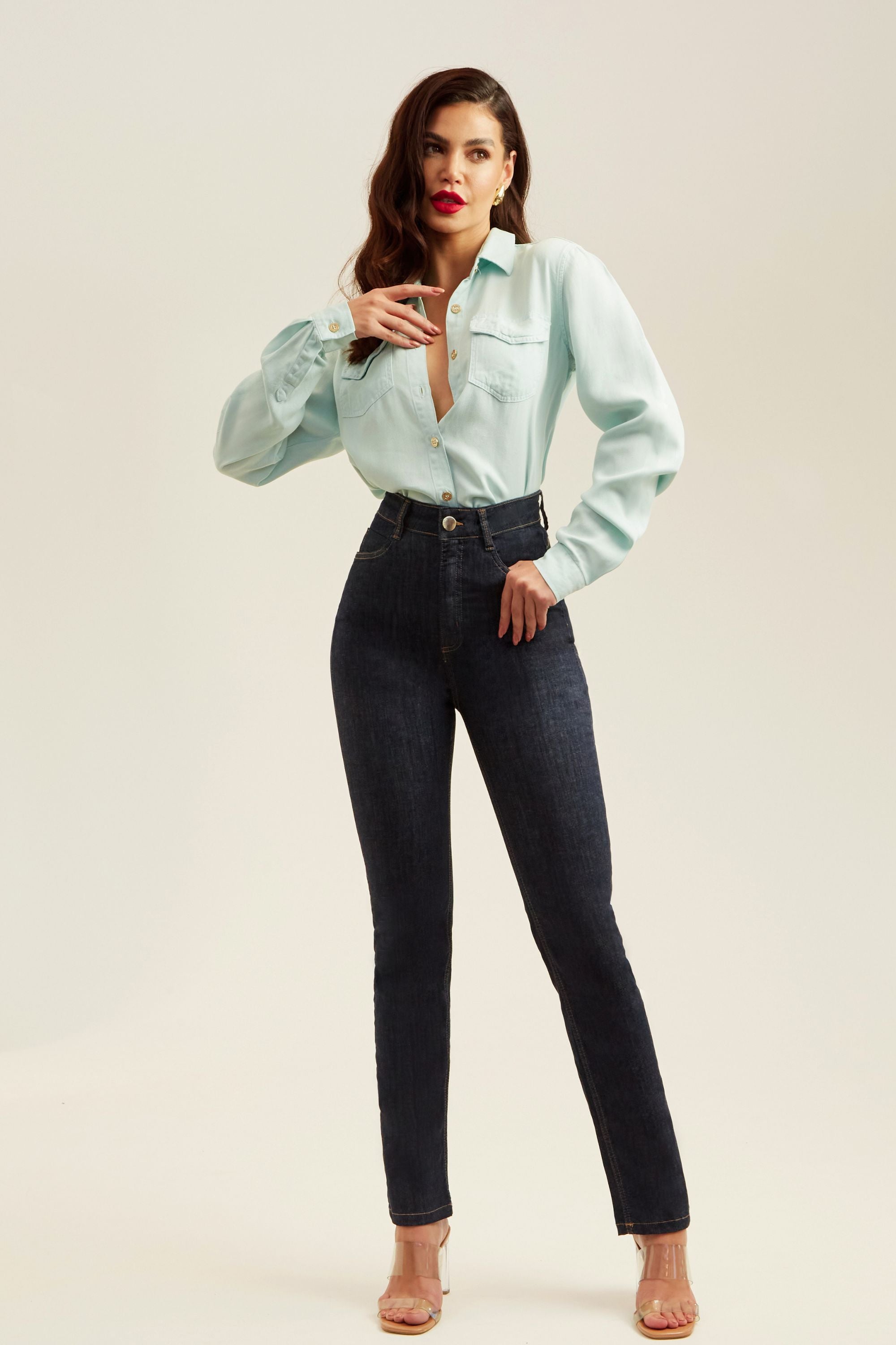 jeans rectos de tiro alto y moldeadores