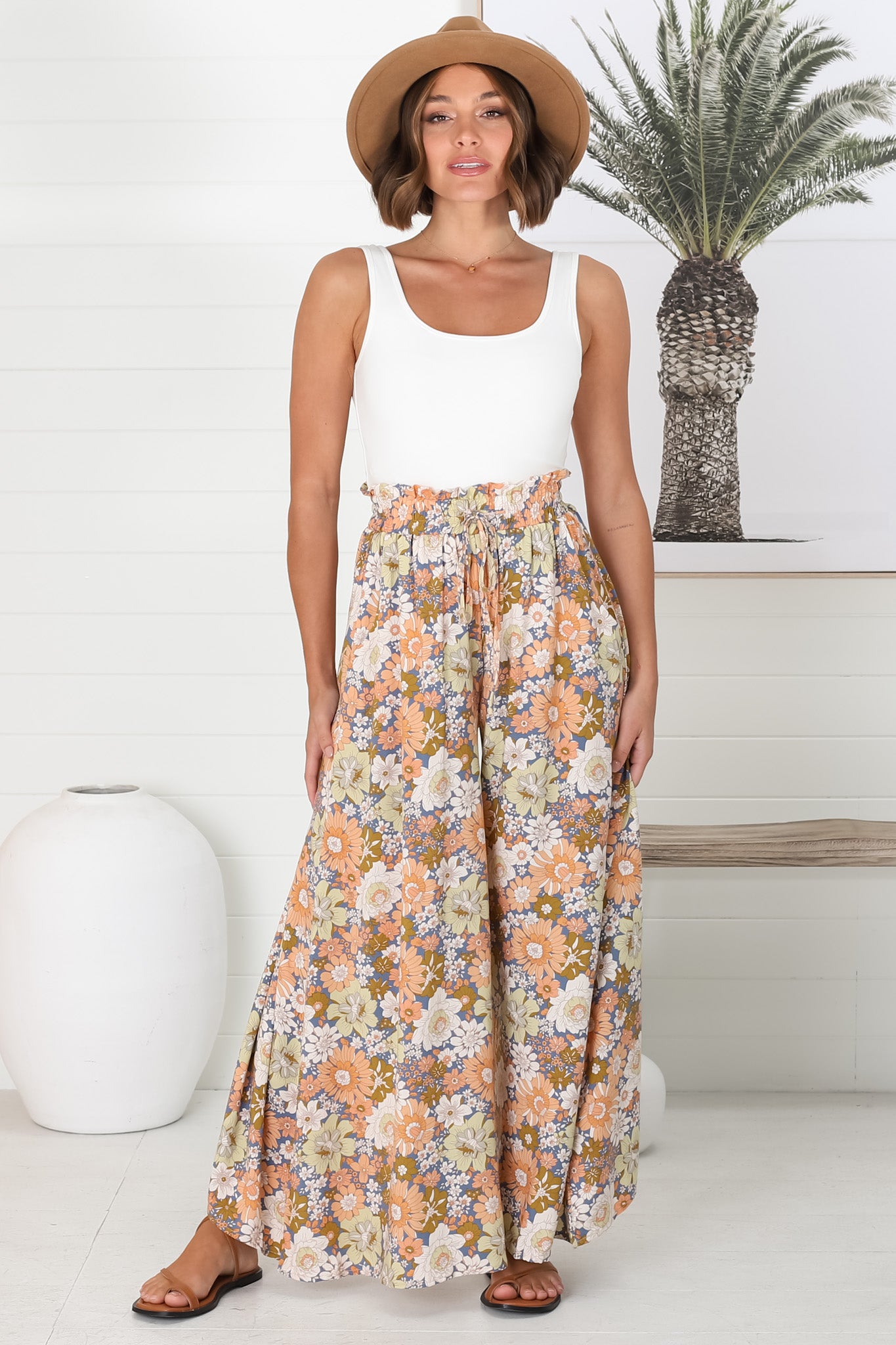 Pantalones Avianna - Pantalones anchos de cintura alta con estampado floral y diseño paper bag