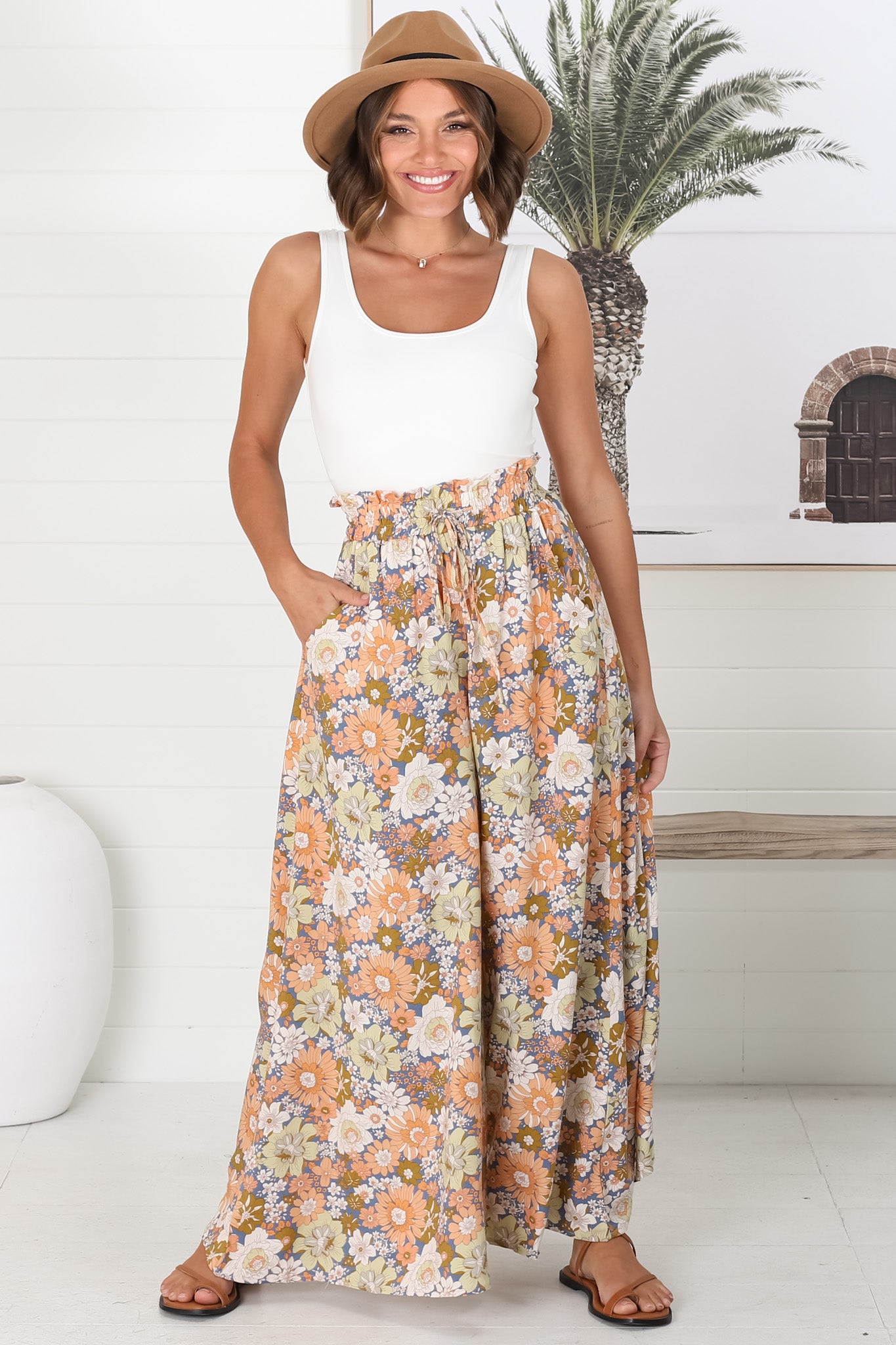 Pantalones Avianna - Pantalones anchos de cintura alta con estampado floral y diseño paper bag