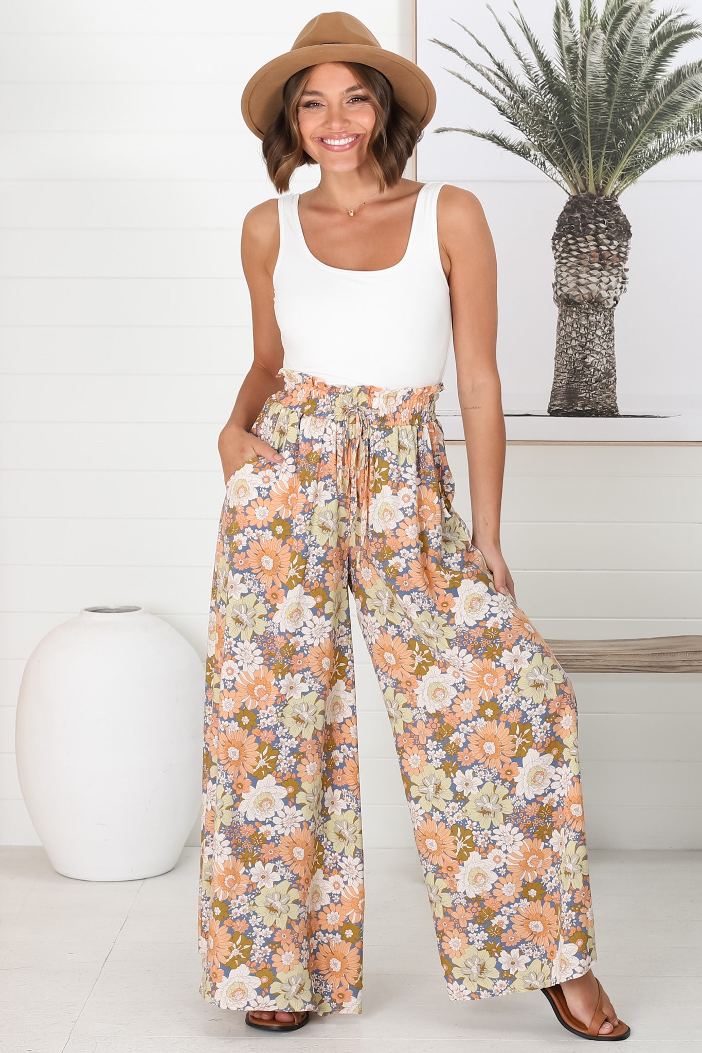 Pantalones Avianna - Pantalones anchos de cintura alta con estampado floral y diseño paper bag