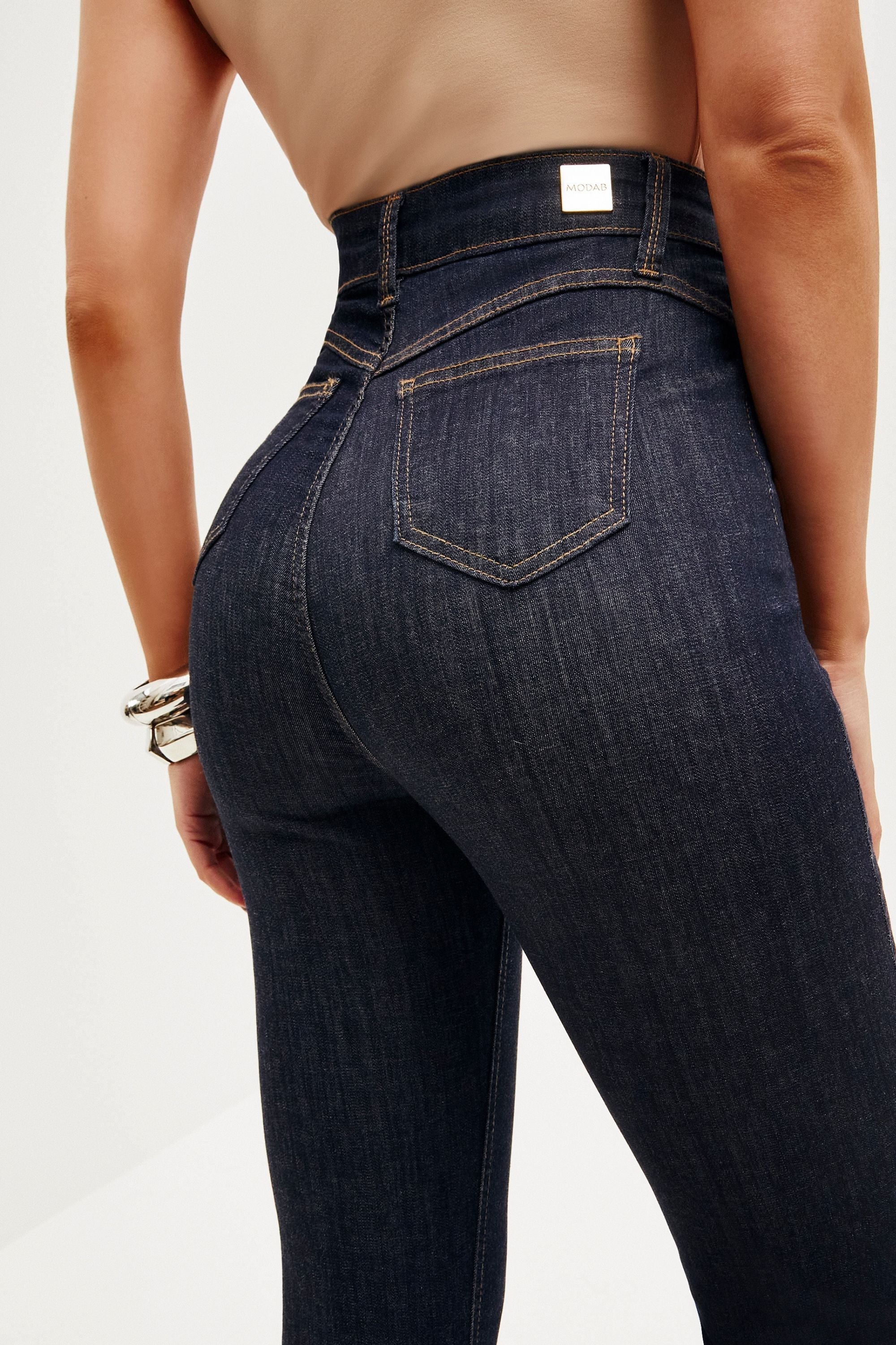 jeans rectos de tiro alto y moldeadores