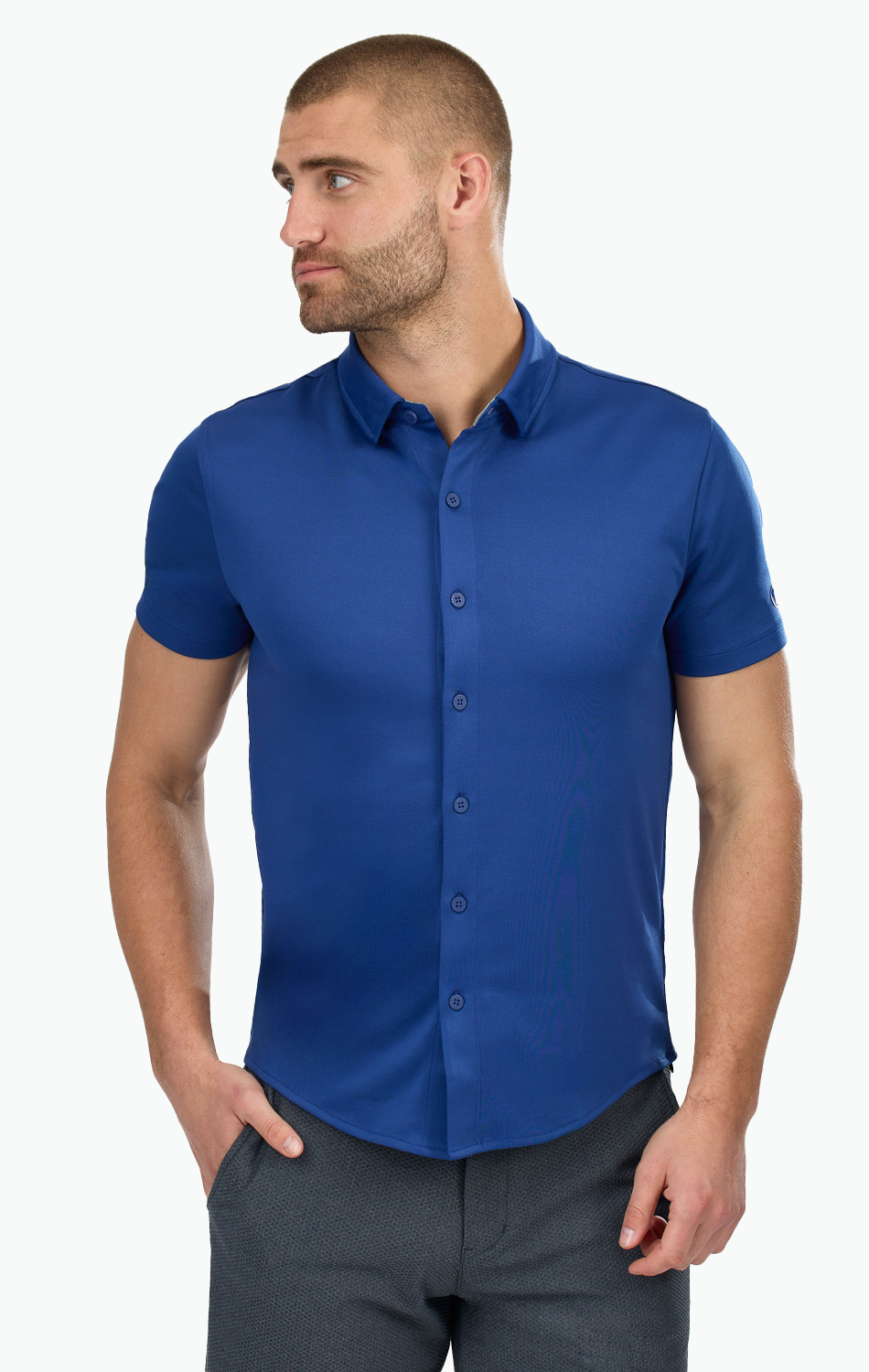 Polo de manga corta con botones de alto rendimiento