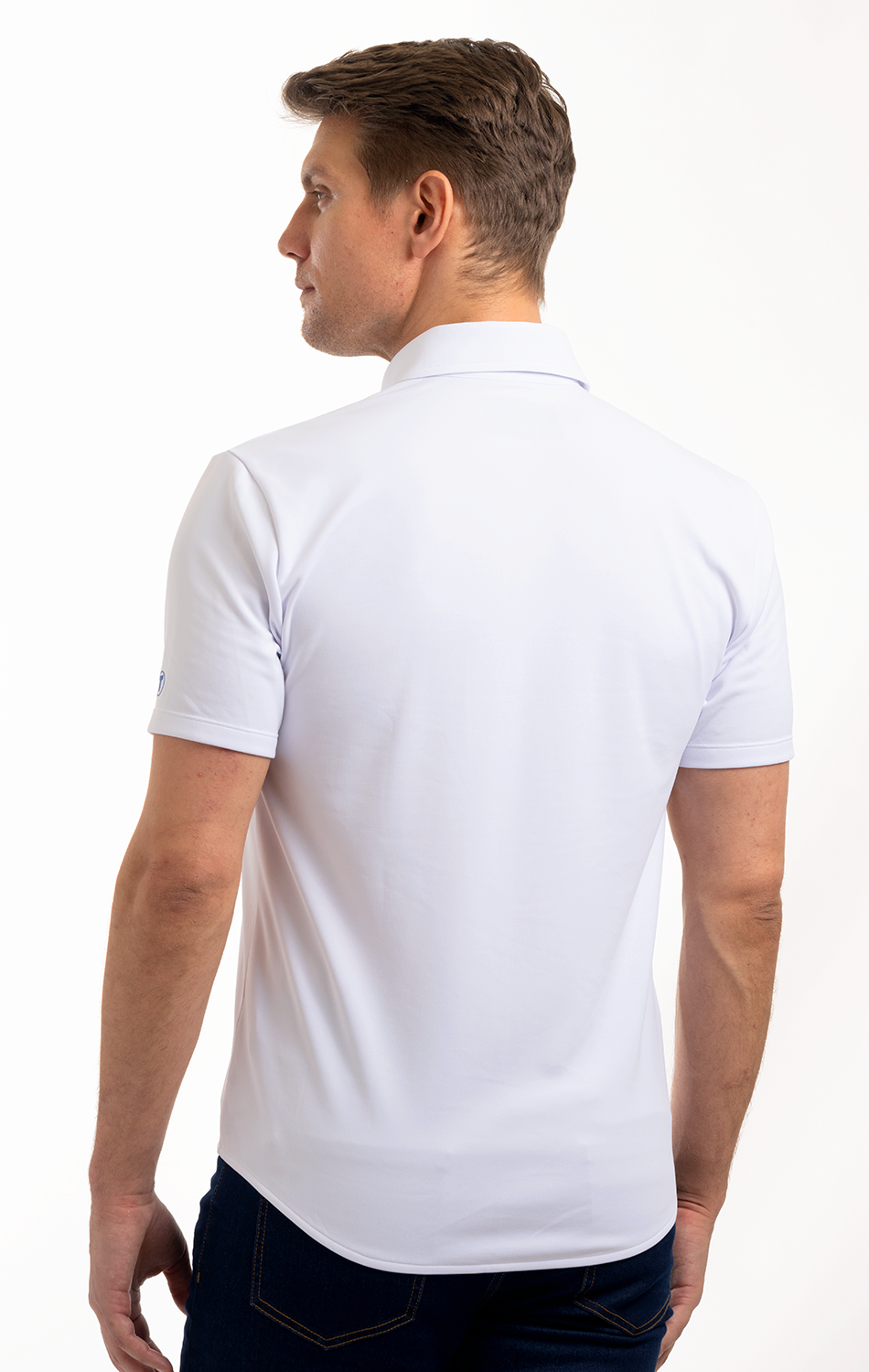 Polo de manga corta con botones de alto rendimiento