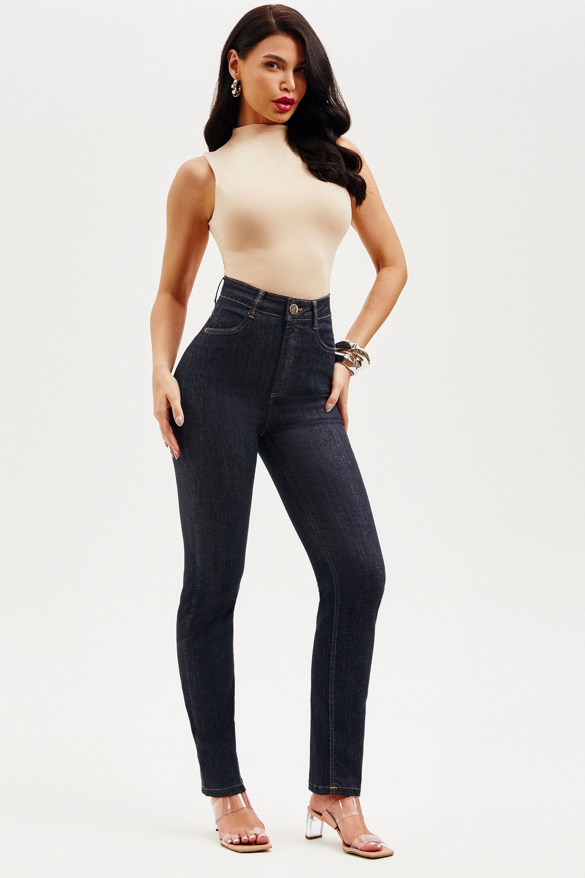 jeans rectos de tiro alto y moldeadores