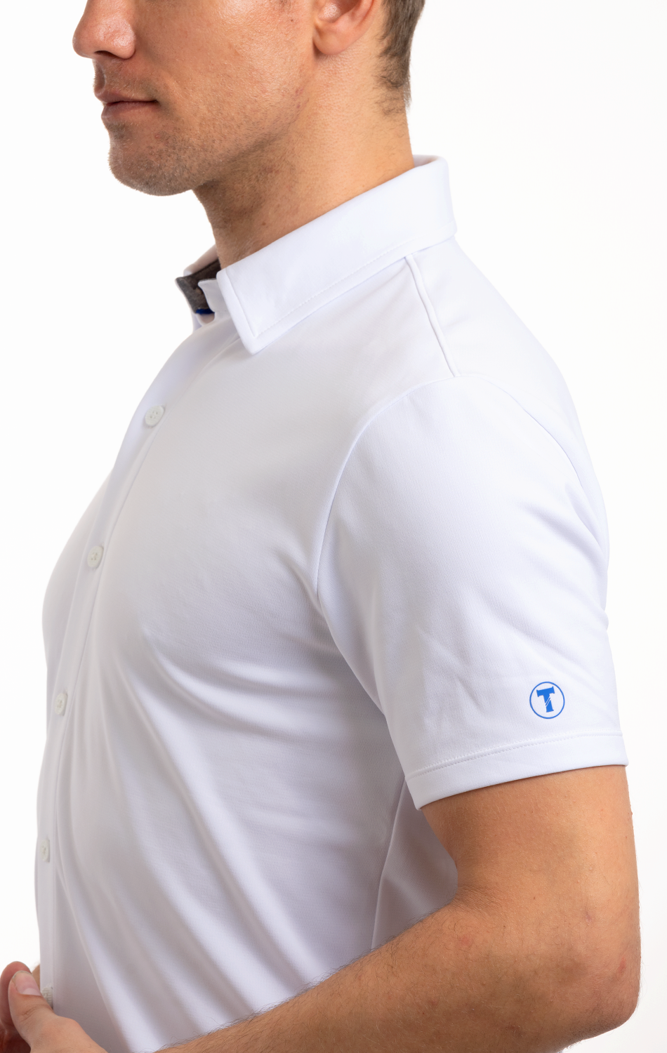 Polo de manga corta con botones de alto rendimiento